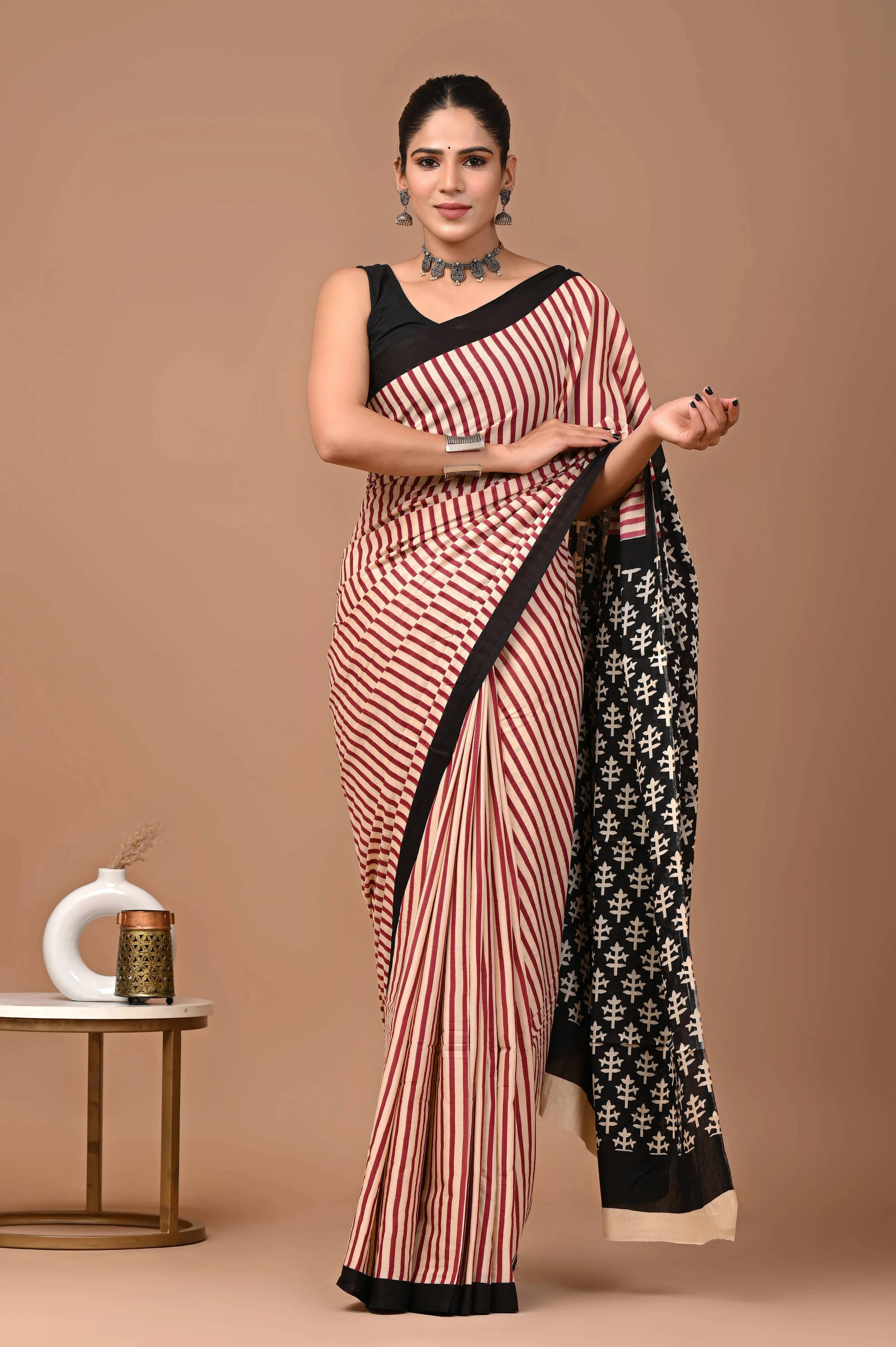 DHIMS TOGGERY Cotton Printed Regular Saree With Unstitched Blouse Piece ( White,Maroon )     			DHIMS TOGGERY Cotton Printed Regular Saree With Unstitched Blouse Piece ( White,Maroon )