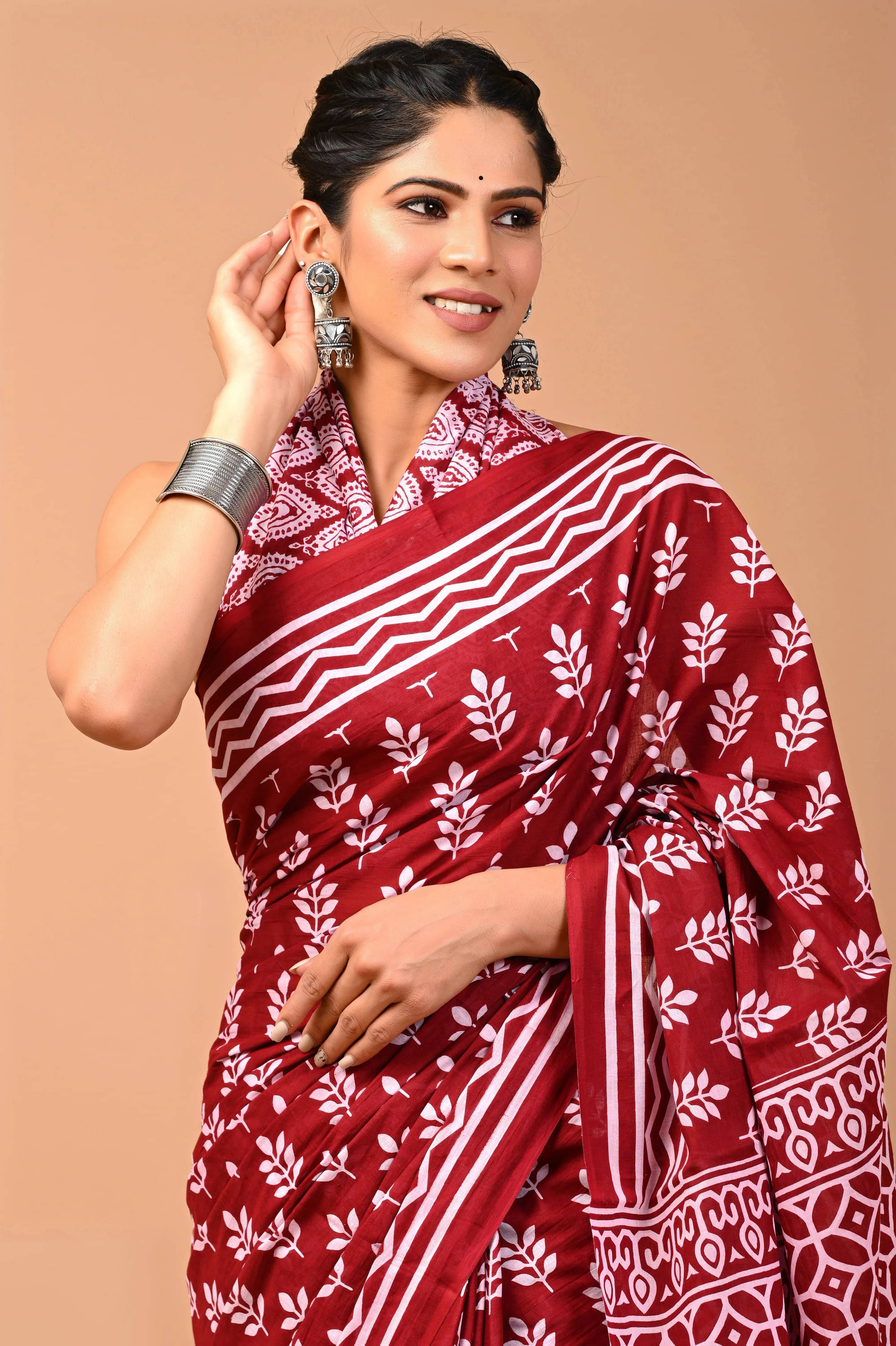 DHIMS TOGGERY Cotton Printed Regular Saree With Unstitched Blouse Piece ( Red ) DHIMS TOGGERY Cotton Printed Regular Saree With Unstitched Blouse Piece ( Red )