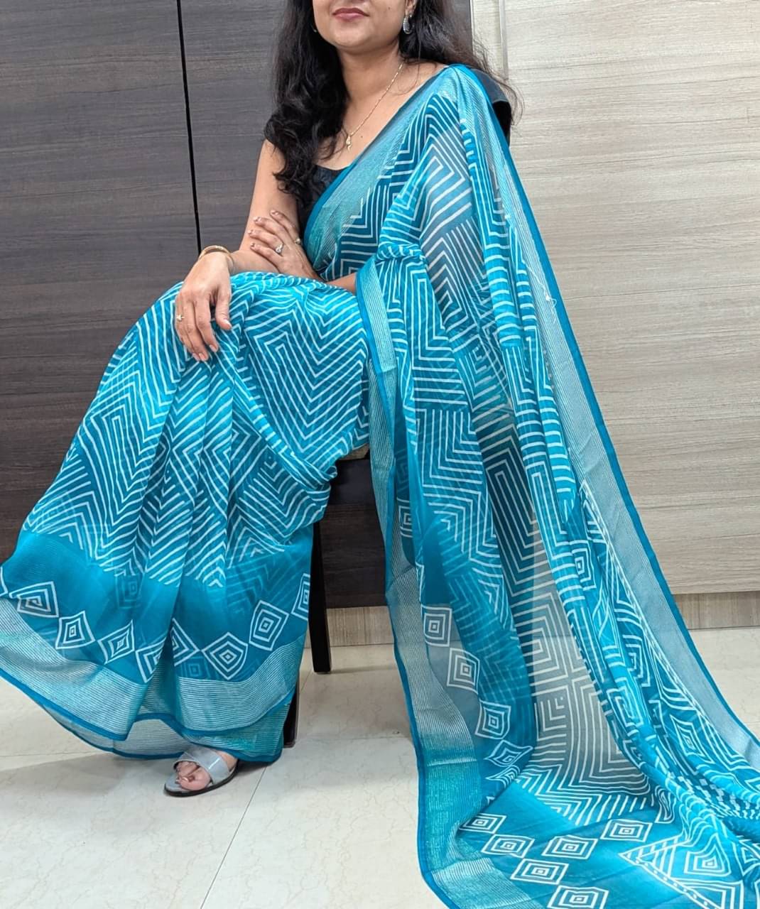 Varni Fabrics Chiffon Printed Bandhani Sarees With Unstitched Blouse Piece ( Aqua Blue ) Varni Fabrics Chiffon Printed Bandhani Sarees With Unstitched Blouse Piece ( Aqua Blue )