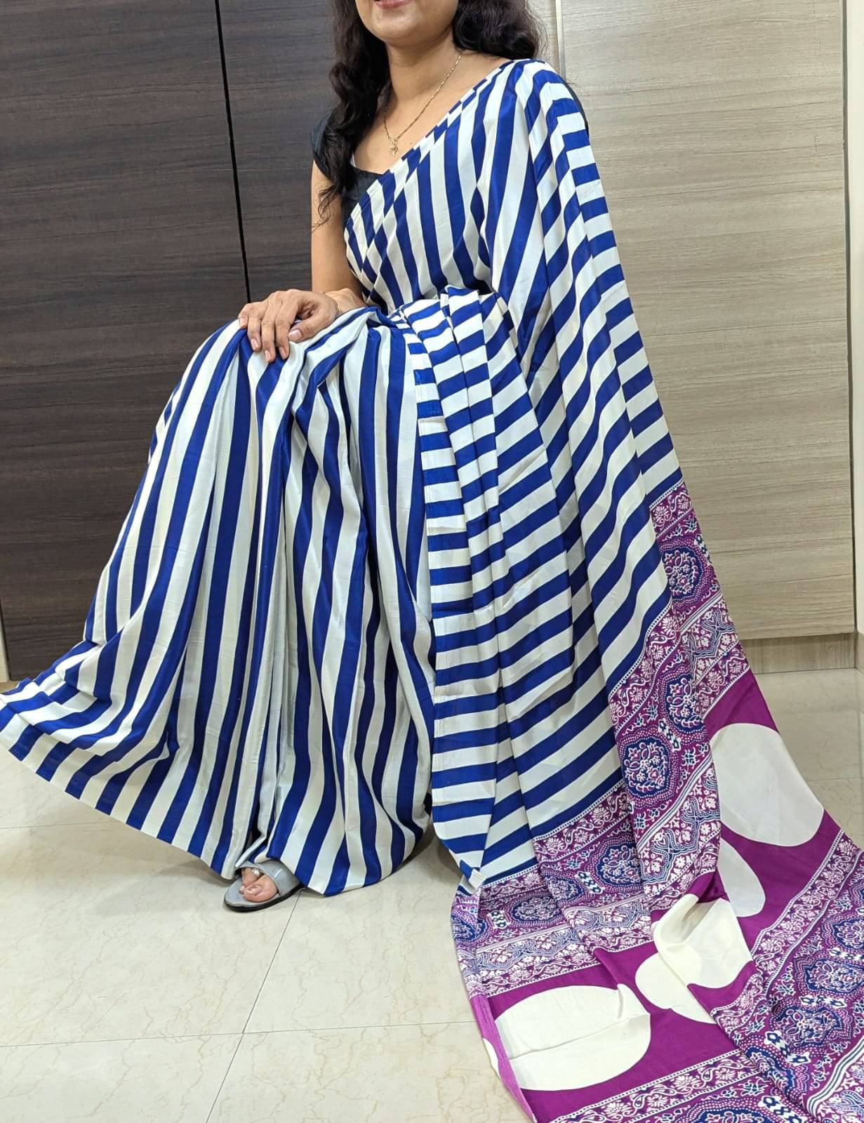     			Varni Fabrics Crepe Striped Bandhani Sarees With Unstitched Blouse Piece ( Blue )