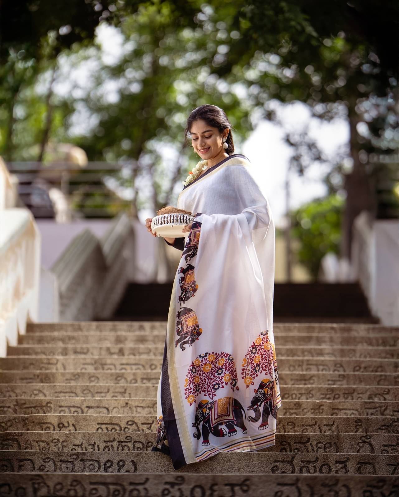 Aika Cotton Blend Printed Regular Saree With Unstitched Blouse Piece ( White ) Aika Cotton Blend Printed Regular Saree With Unstitched Blouse Piece ( White )
