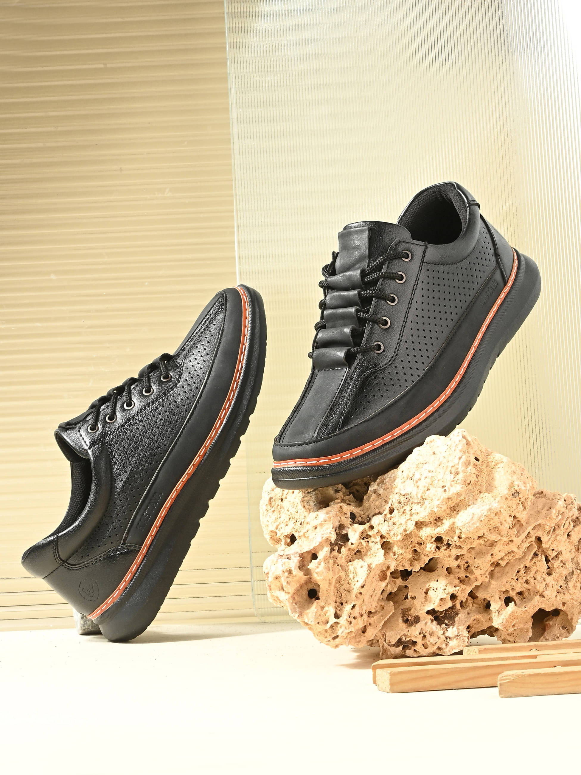     			Kastava Black Men's Sneakers