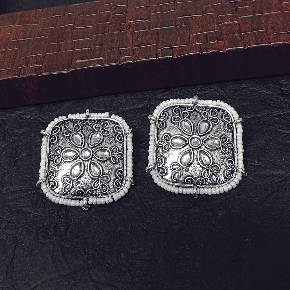     			JewelMaze Silver Stud Earrings ( Pack of 1 )