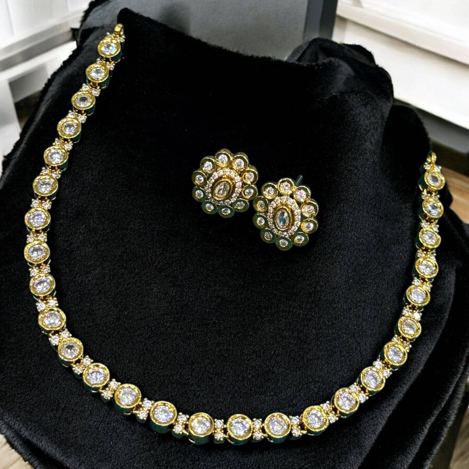     			KC JEWELS White Brass Necklace Set ( Pack of 1 )