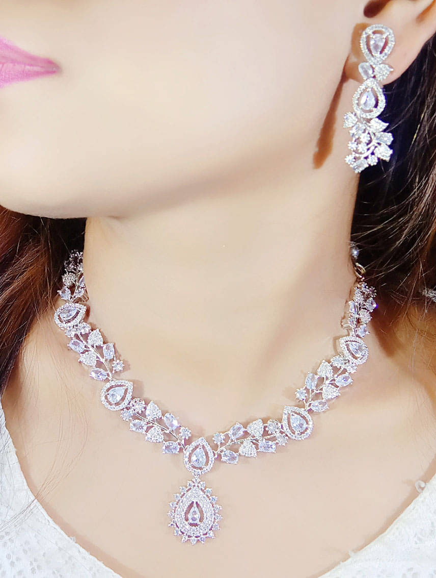     			Ladymania Silver Alloy Necklace Set ( Pack of 1 )