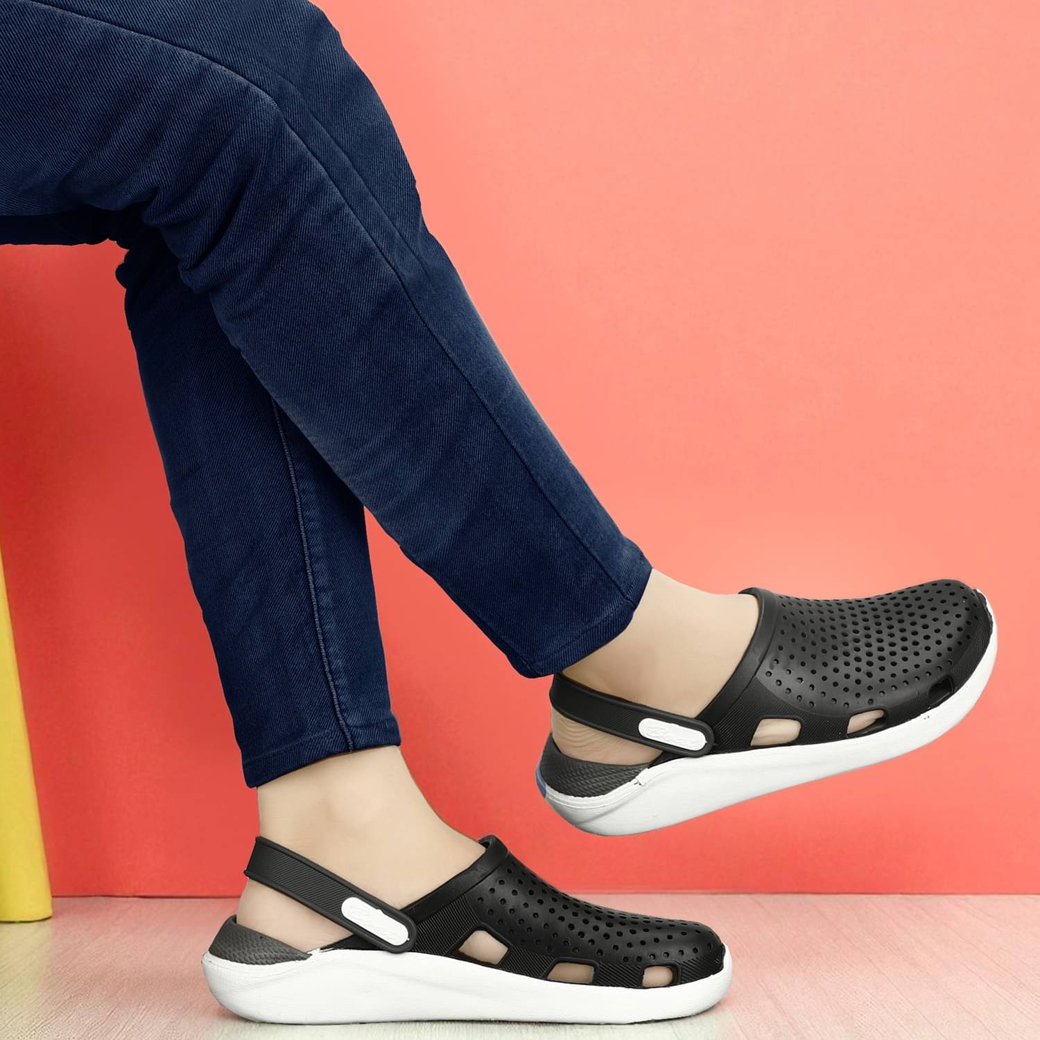     			Trotus - Black Men's Clogs