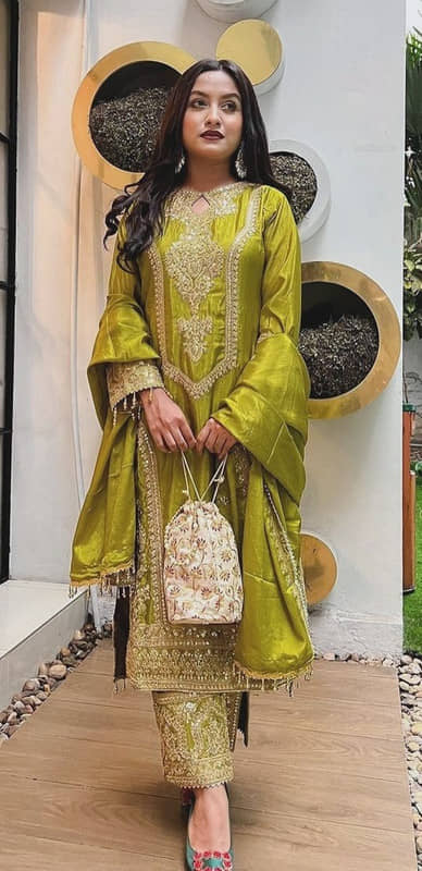 piludi Women Silk Blend Embroidered Straight Kurti With Pants ( Green )
