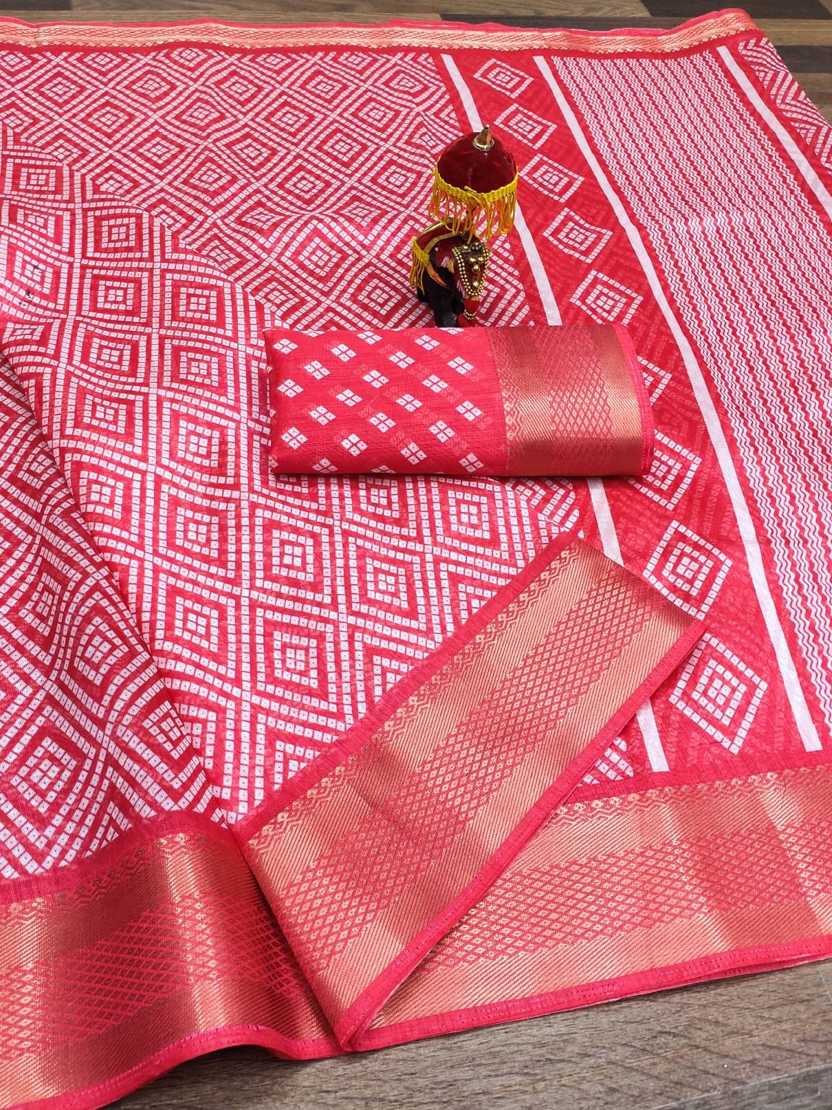    			BANDHANI VILLA Cotton Blend Printed Regular Saree With Unstitched Blouse Piece ( Pink )