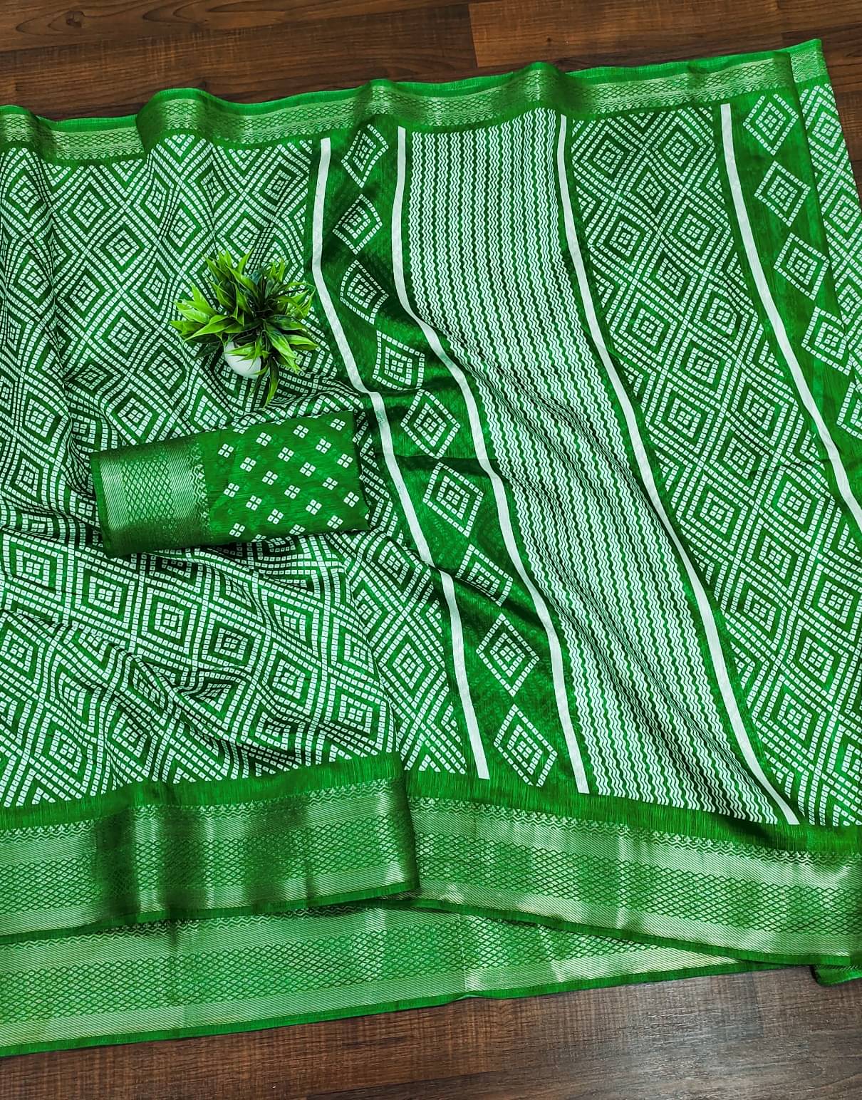     			BANDHANI VILLA Cotton Blend Printed Regular Saree With Unstitched Blouse Piece ( Green )