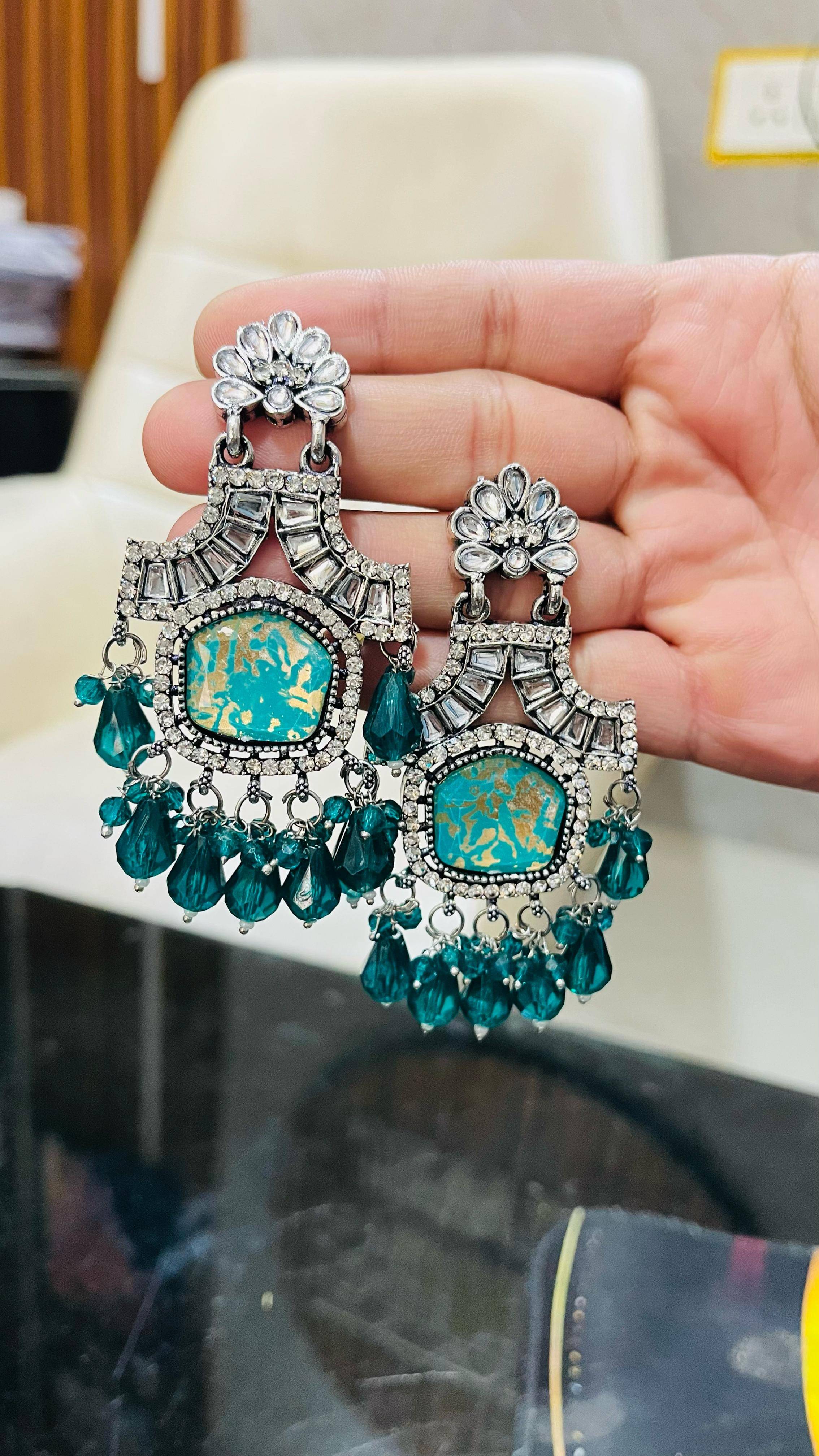     			Opus Gems Green Jhumki Earrings ( Pack of 1 )