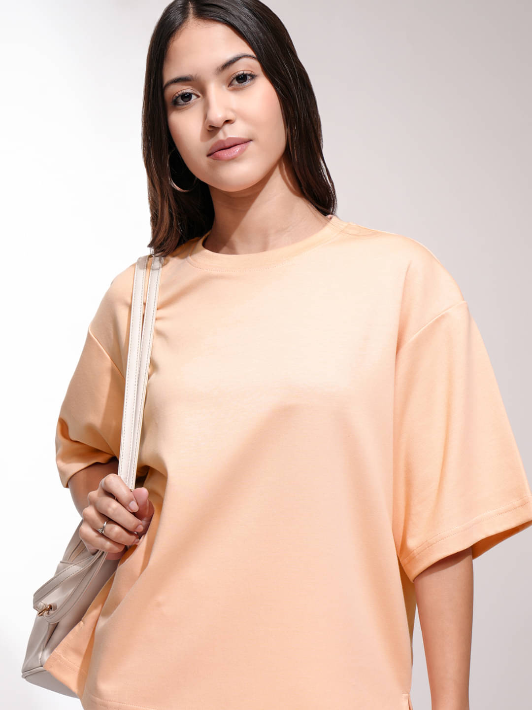     			Tokyo Talkies Women Cotton Blend Solid Oversized Fit Round Neck T-Shirt ( Peach )