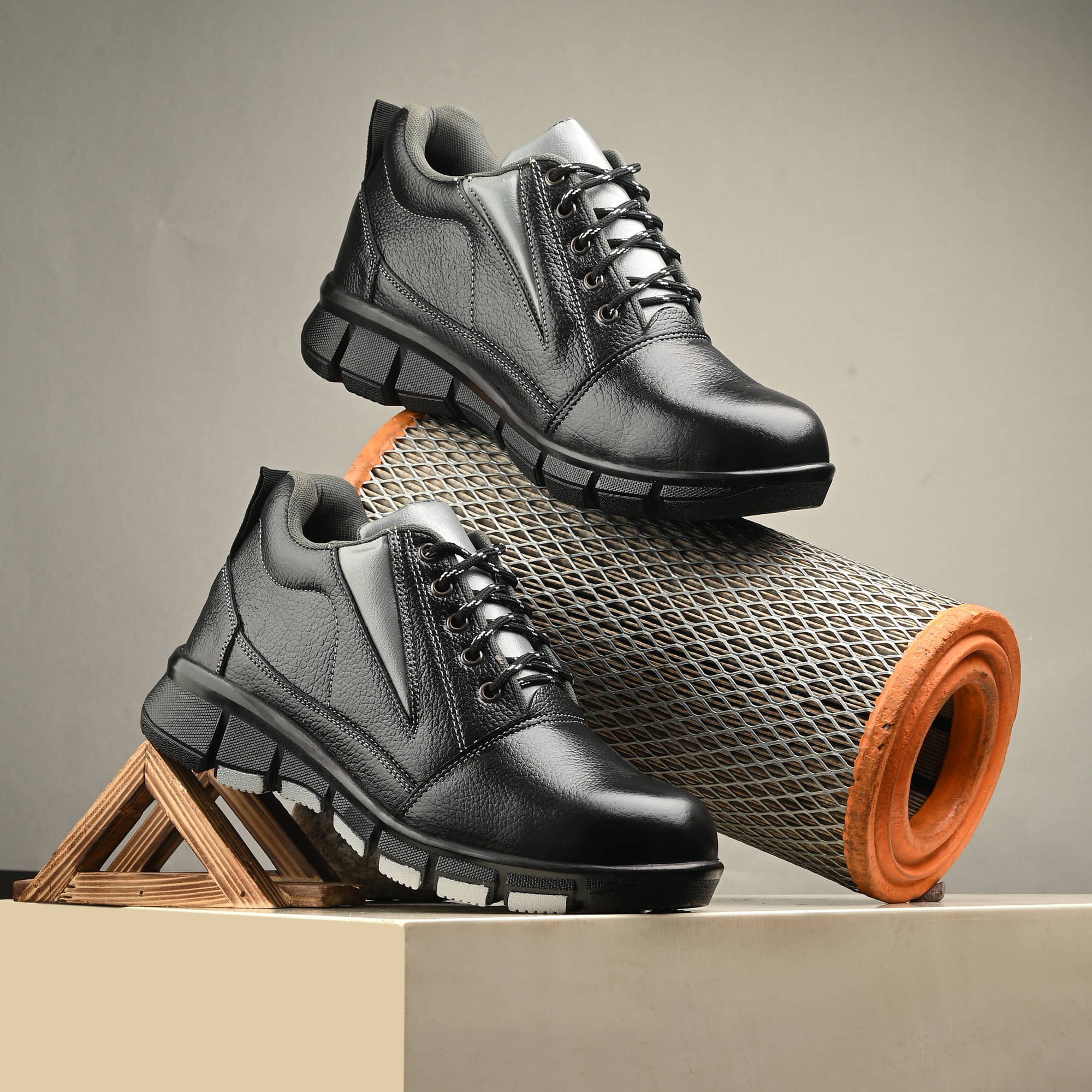     			Ozarro Derby Black Safety Shoes
