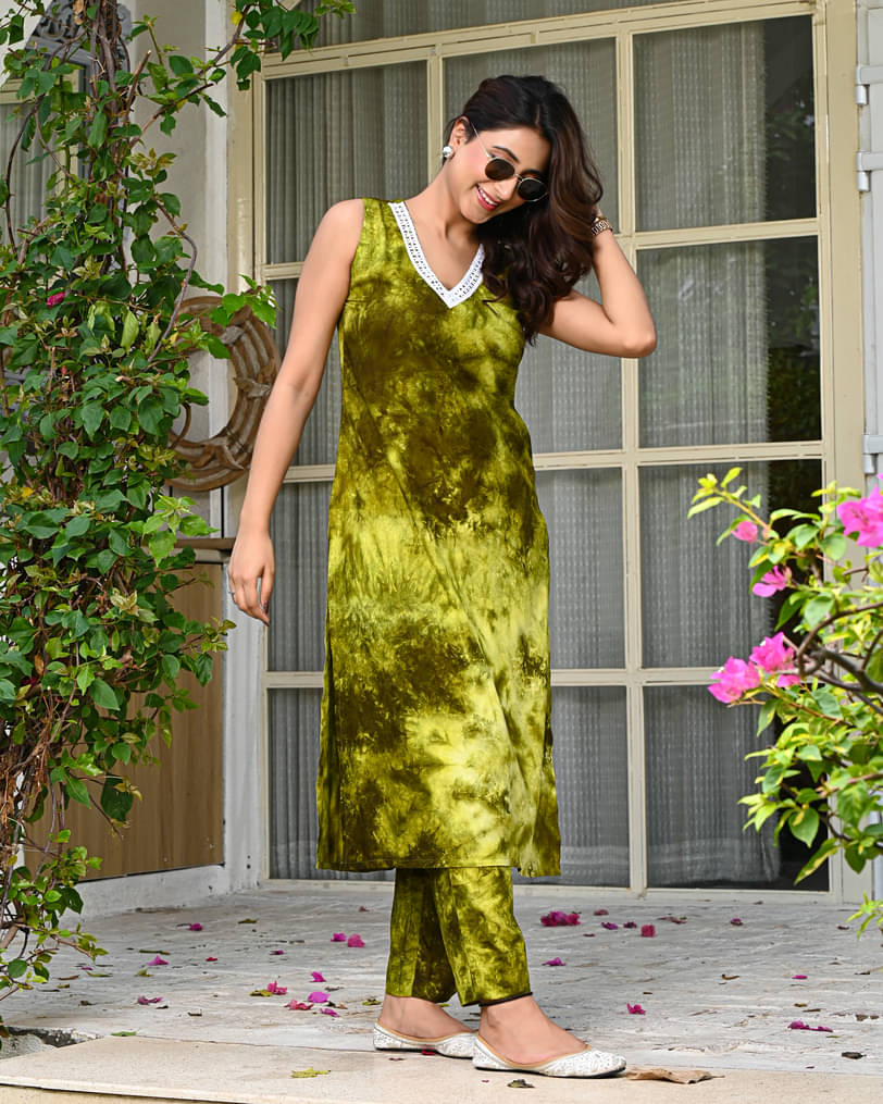 Ayan Women Cotton Printed Straight Kurti With Pants ( Green ) Ayan Women Cotton Printed Straight Kurti With Pants ( Green )