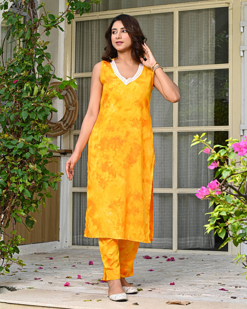     			Ayan Women Cotton Printed Straight Kurti With Pants ( Yellow )