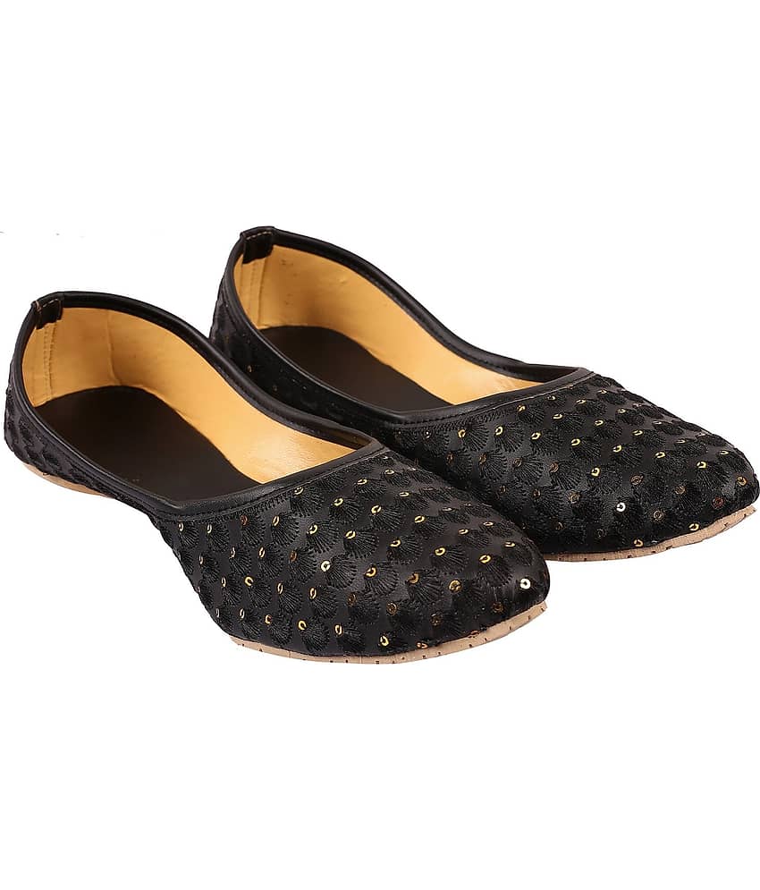 Apratim - Black Women's Juttis - Ethnic Shoes | Buy online on ZillyBuy