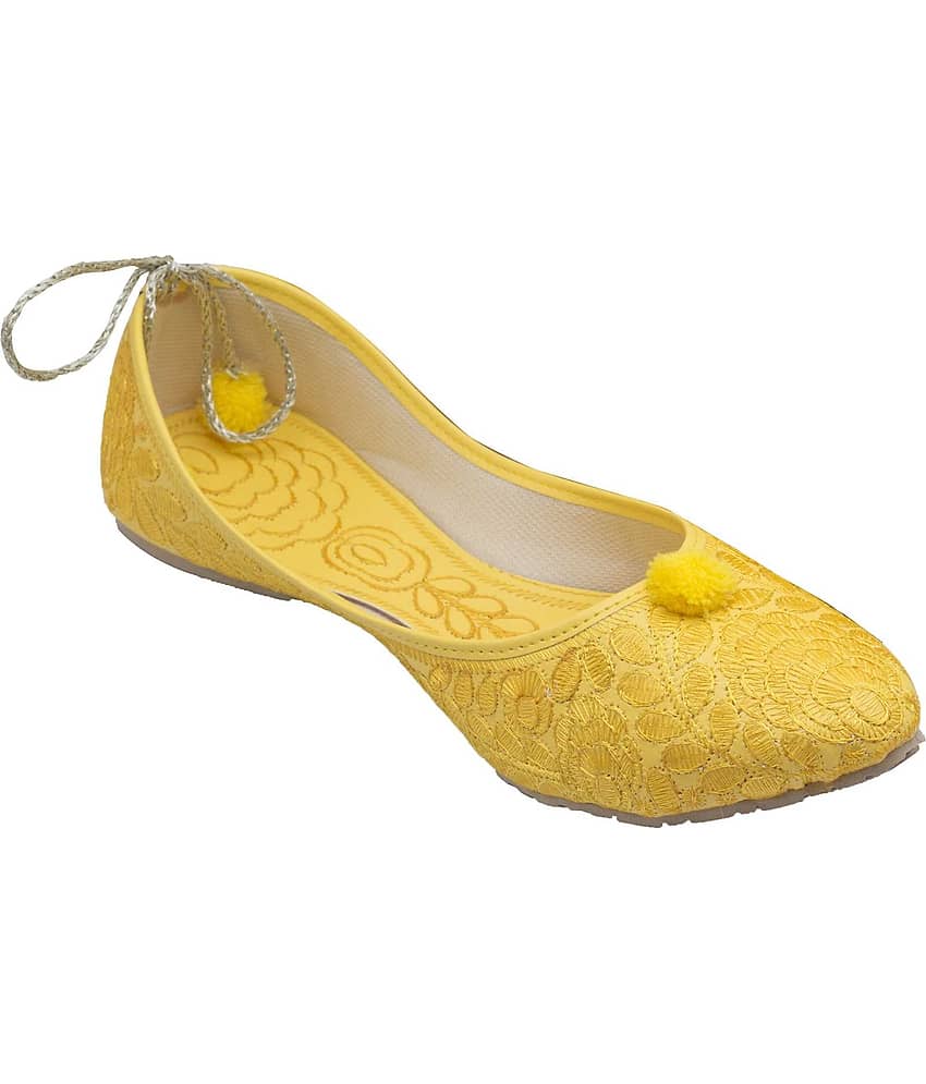 Apratim - Yellow Women's Juttis - Ethnic Shoes | Buy online on ZillyBuy