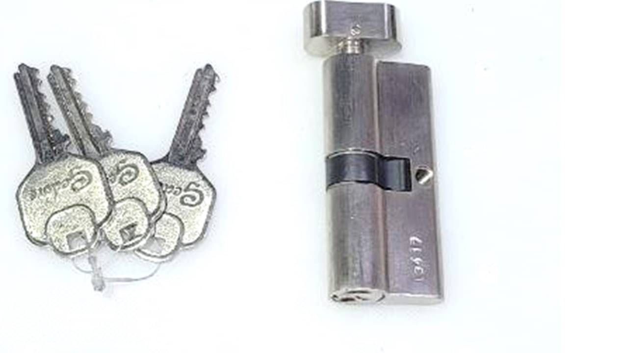     			GEDORE HANDLE LOCK MACHINE WITH ONE SIDE KNOB AND OTHER SIDE KEY.