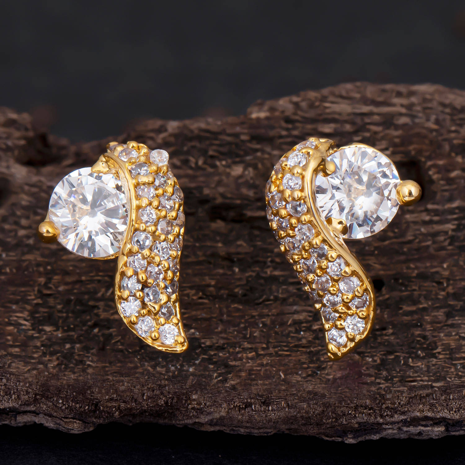     			Sukkhi Alluring Gold Plated Stud Earring For Women