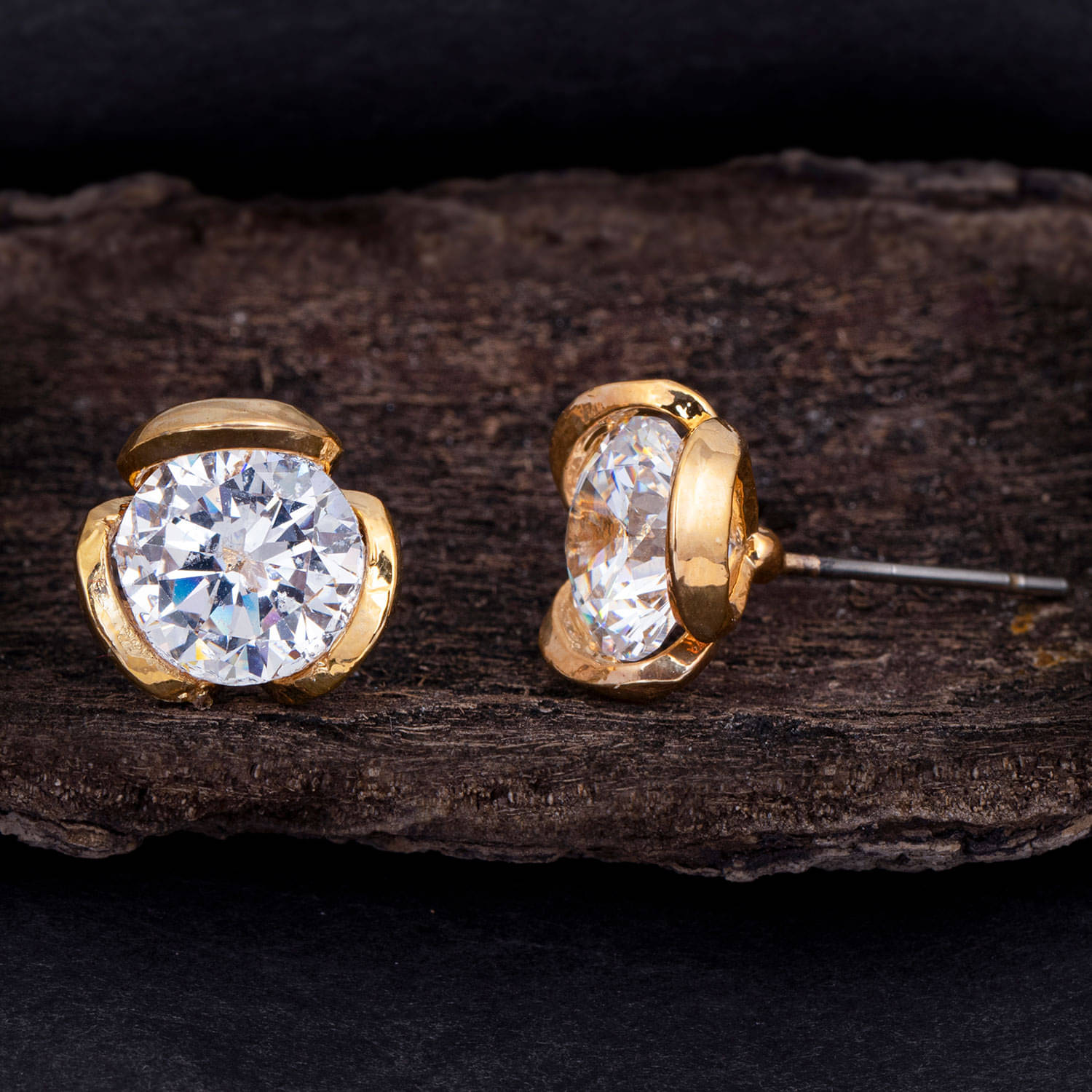     			Sukkhi Stylish Gold Plated Stud Earring Women