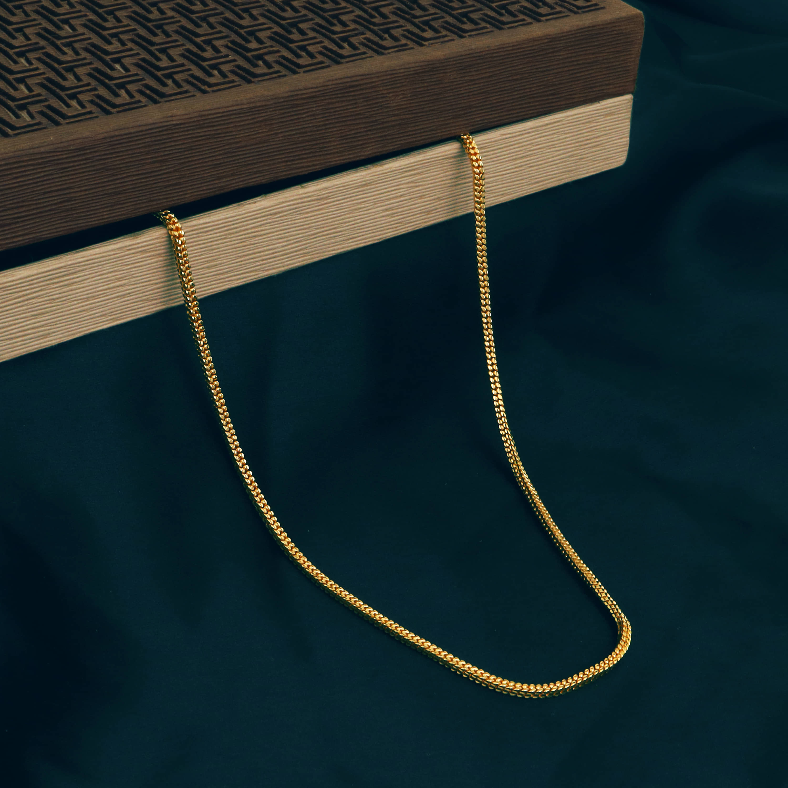 Fashion Frill Dazzling Thin Gold Plated Golden Neck Chain For Men Boys  28 Inches