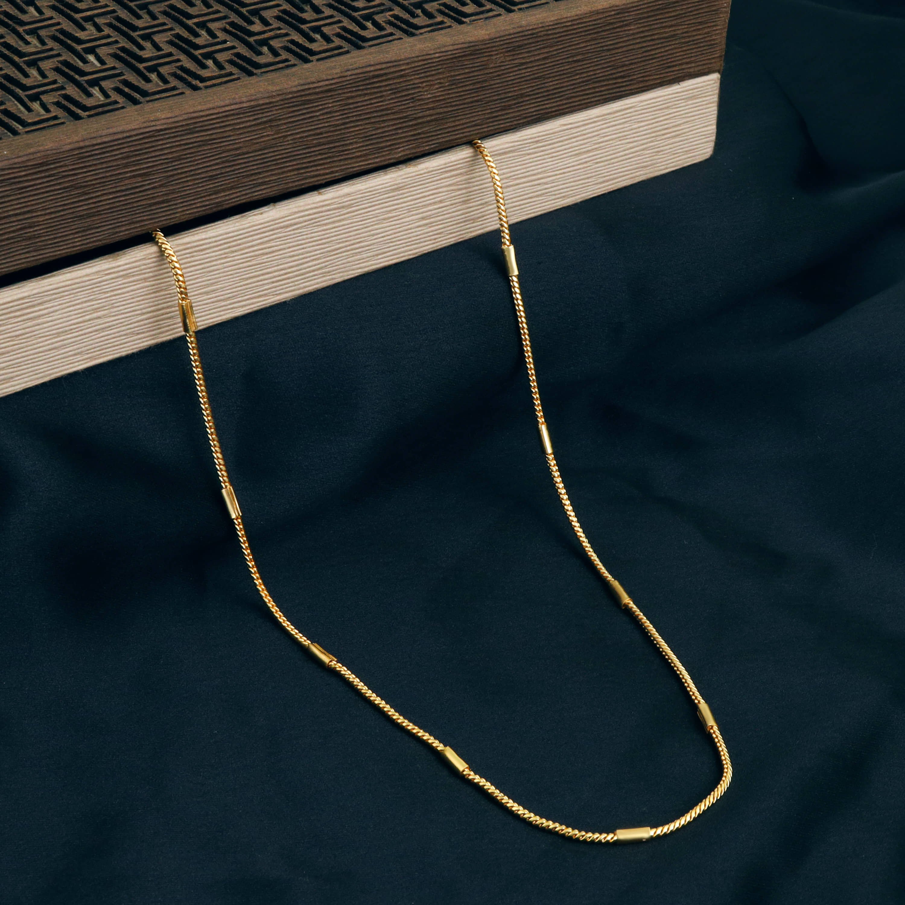 Fashion Frill Designer Golden Chain Thin Light Weighted Gold Plated Gold Chain For Men Boys  28 Inches