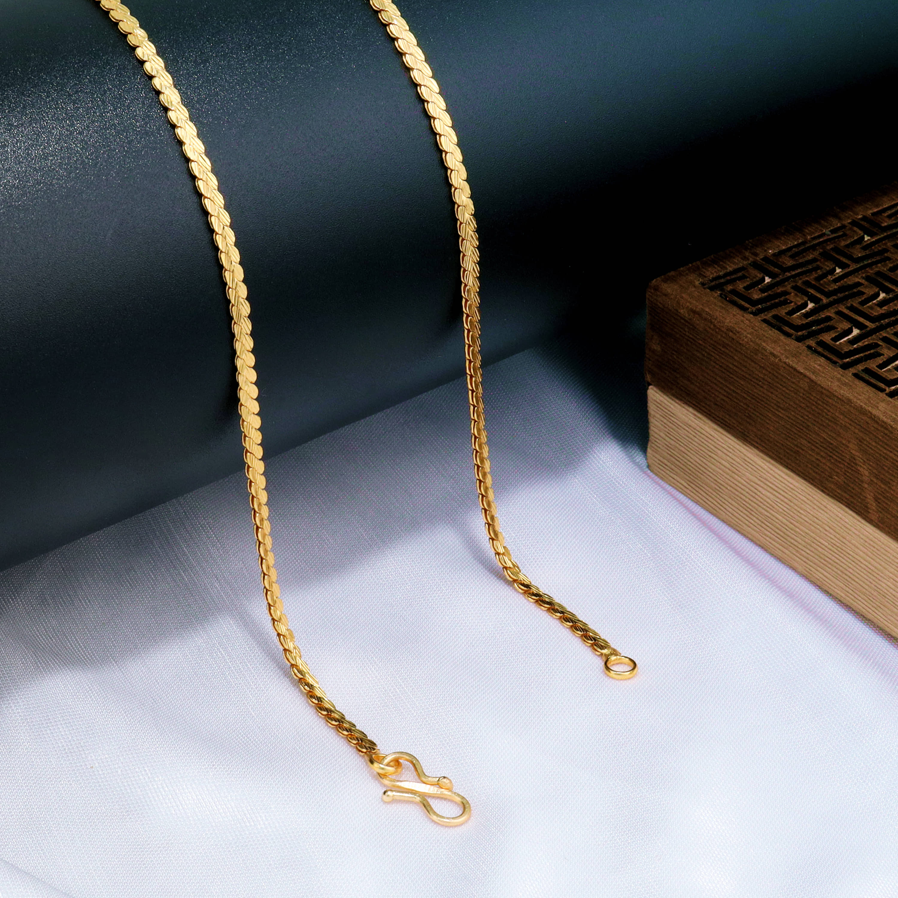 Fashion Frill Stylish Thin Light Weighted Gold Plated Gold Neck Chain For Men Boys  28 Inches
