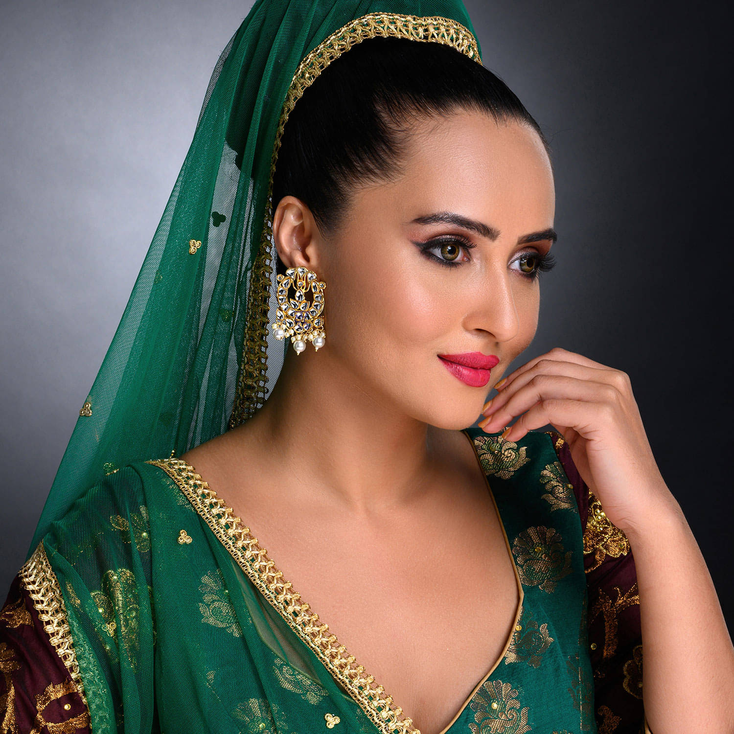     			Sukkhi - Golden Danglers ( Pack of 1 )