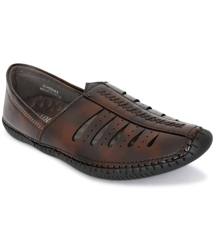 YOU LIkE - Brown Men's Jutti - Ethnic Shoes | Buy online on ZillyBuy
