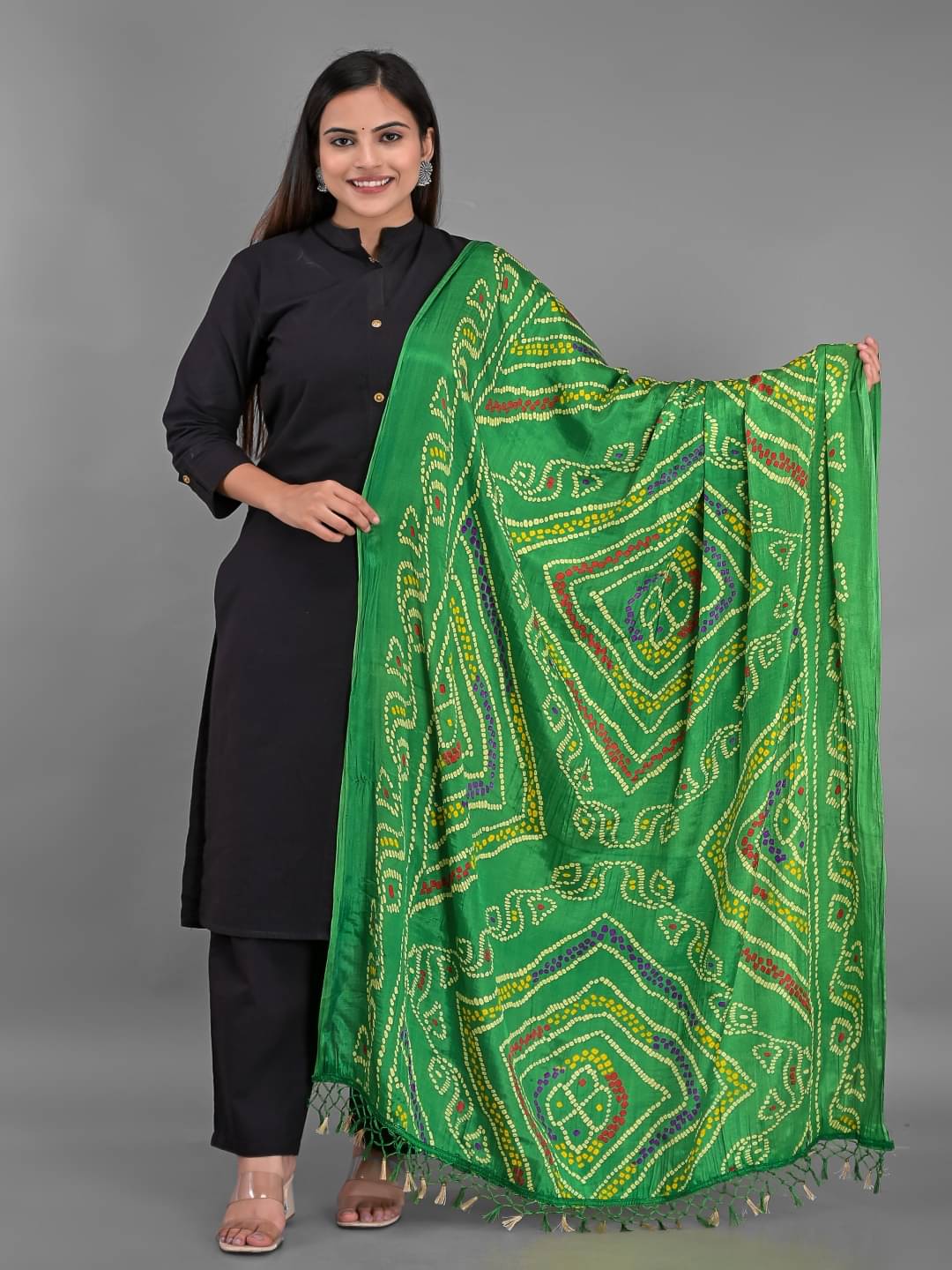 Apratim - Green Silk Women's Dupatta - ( Pack of 1 )     			Apratim - Green Silk Women's Dupatta - ( Pack of 1 )