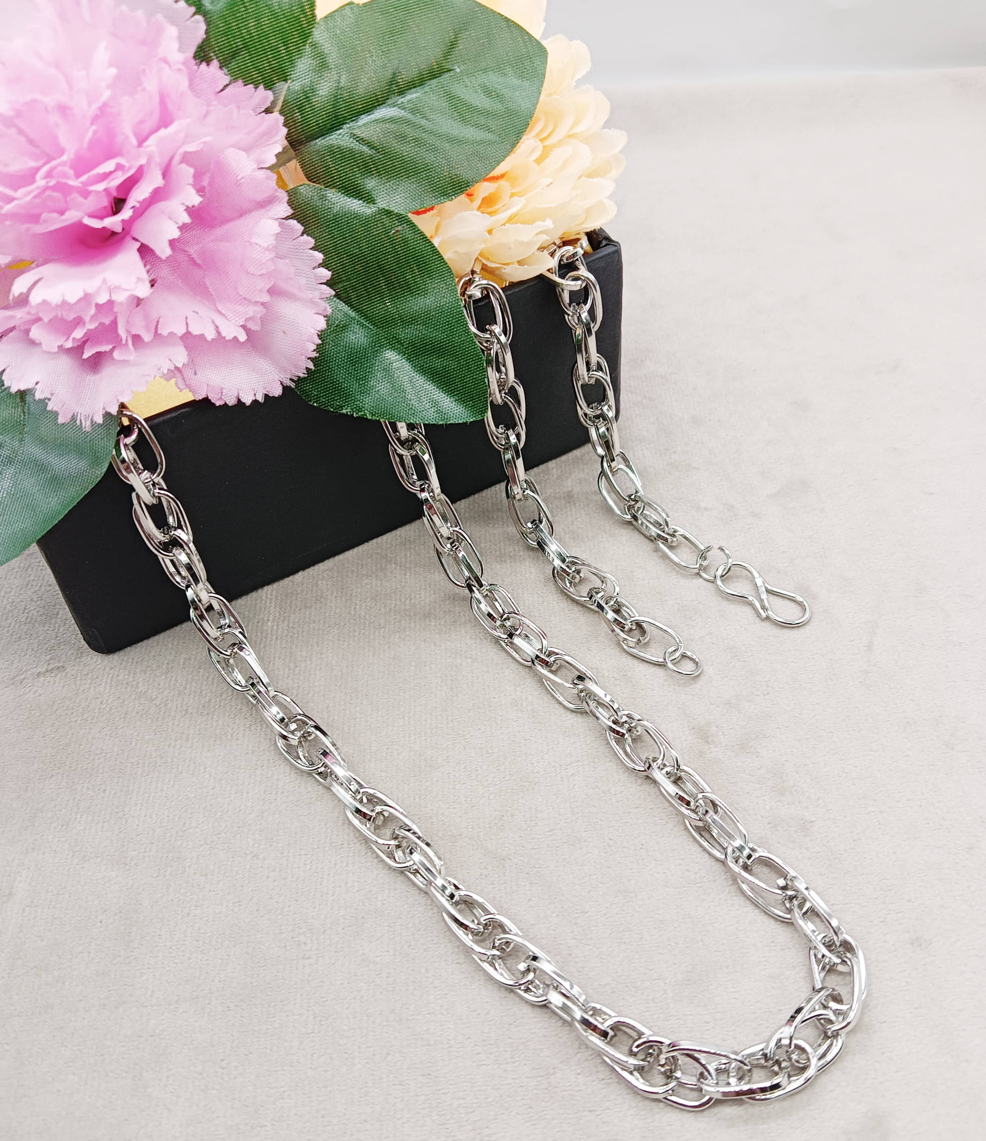     			KRIMO Silver Plated Chain ( Set of 1 )
