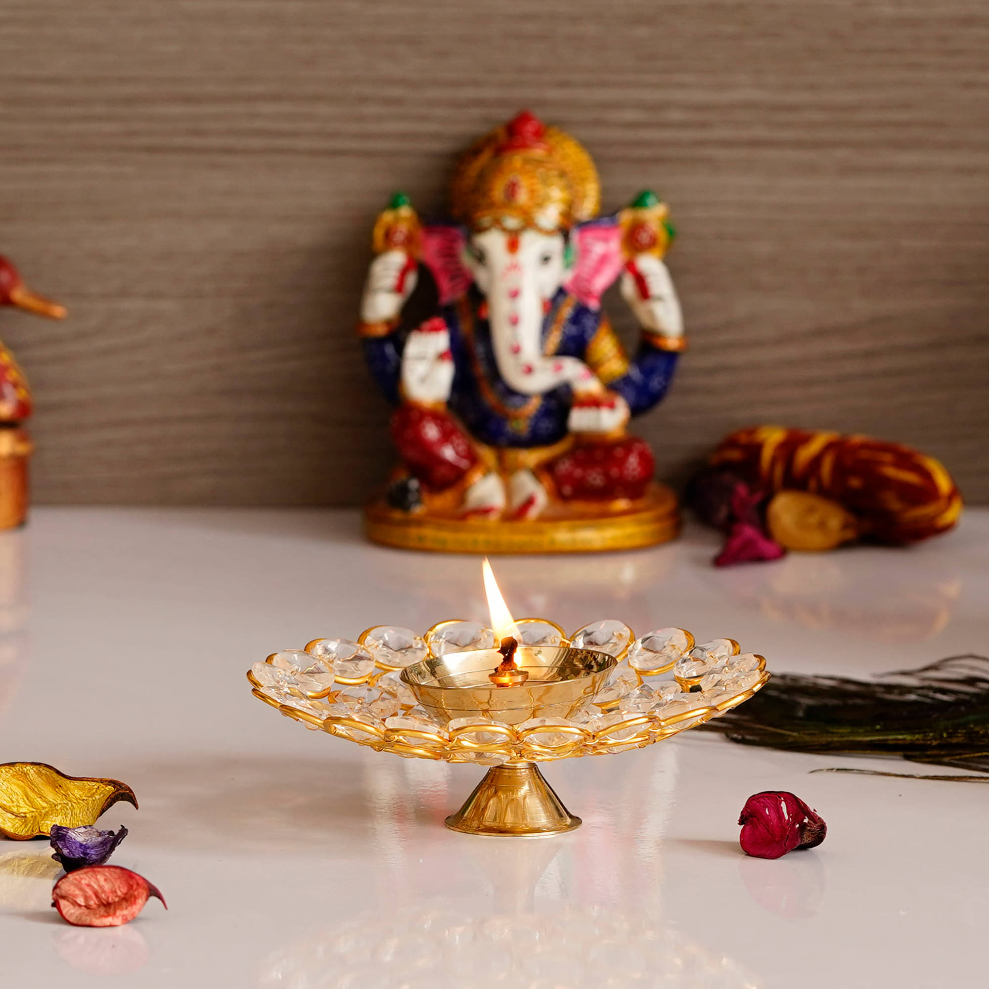     			eCraftIndia White & Gold-Coloured Crystal Tea Light Holder