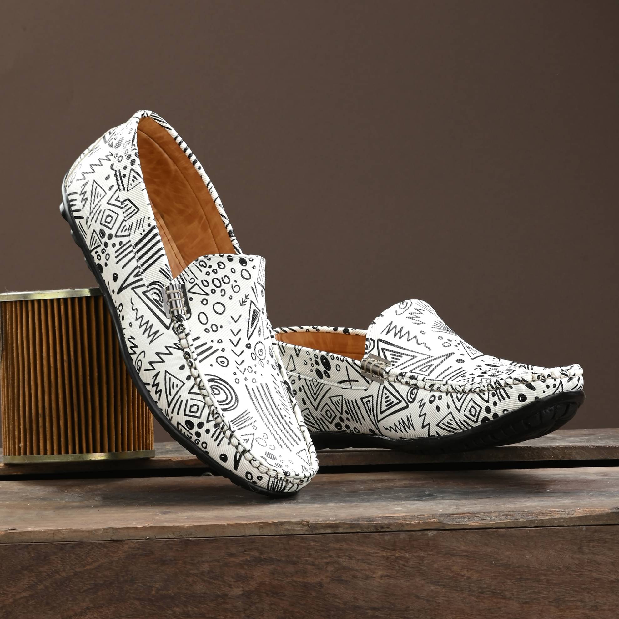     			Leeport - White Men's Slip on