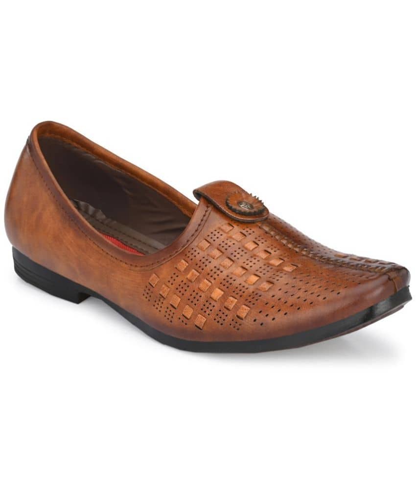 Fashion Victim - Brown Men's Mojaris - Ethnic Shoes | Buy online on ZillyBuy