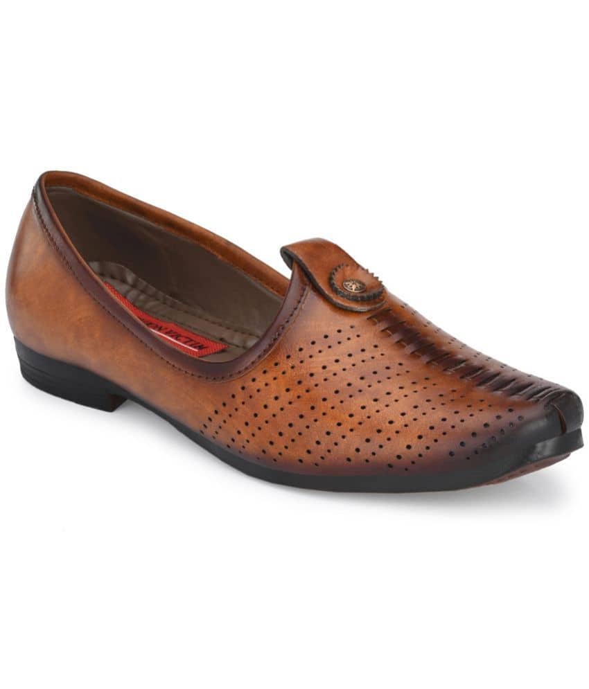 Fashion Victim - Brown Men's Mojaris - Ethnic Shoes | Buy online on ZillyBuy