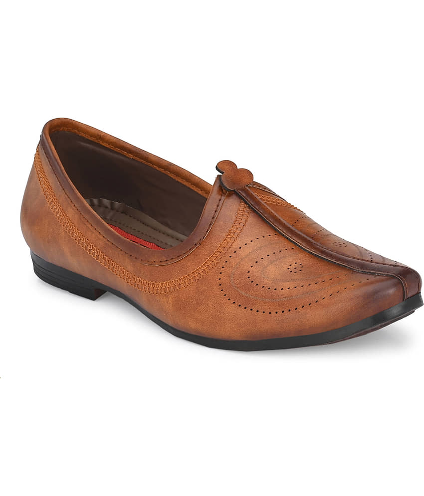 Fashion Victim - Brown Men's Mojaris - Ethnic Shoes | Buy online on ZillyBuy