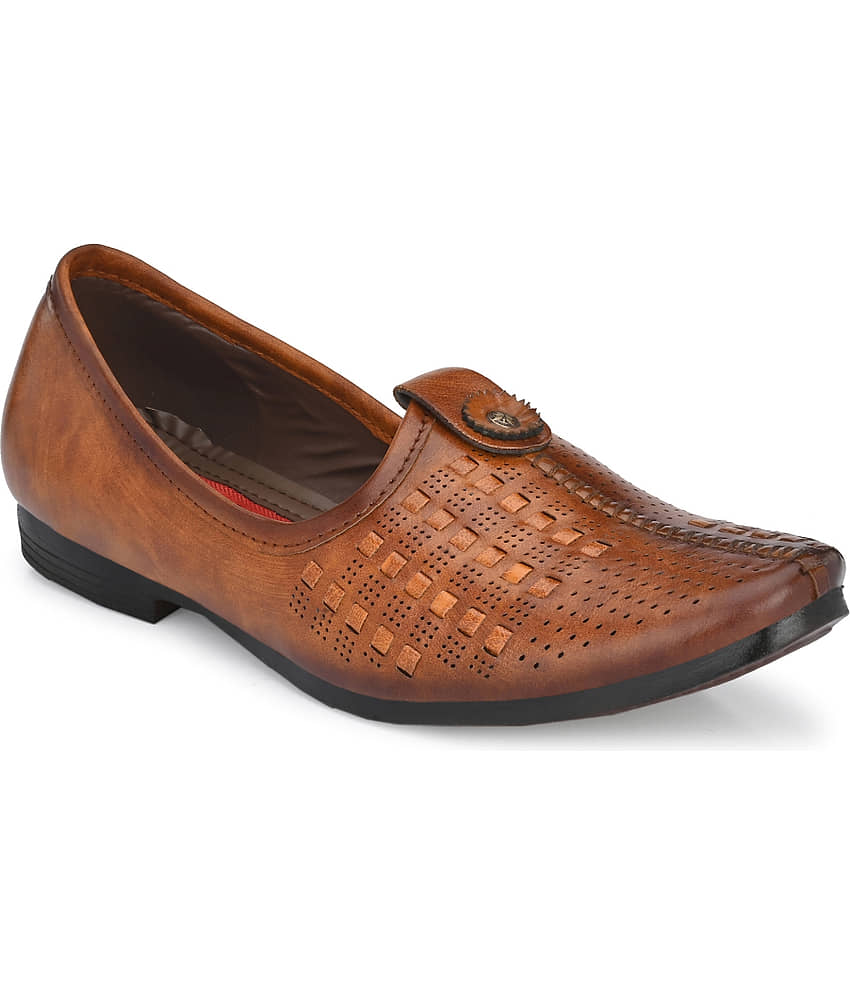 Fashion Victim - Brown Men's Mojaris - Ethnic Shoes | Buy online on ZillyBuy