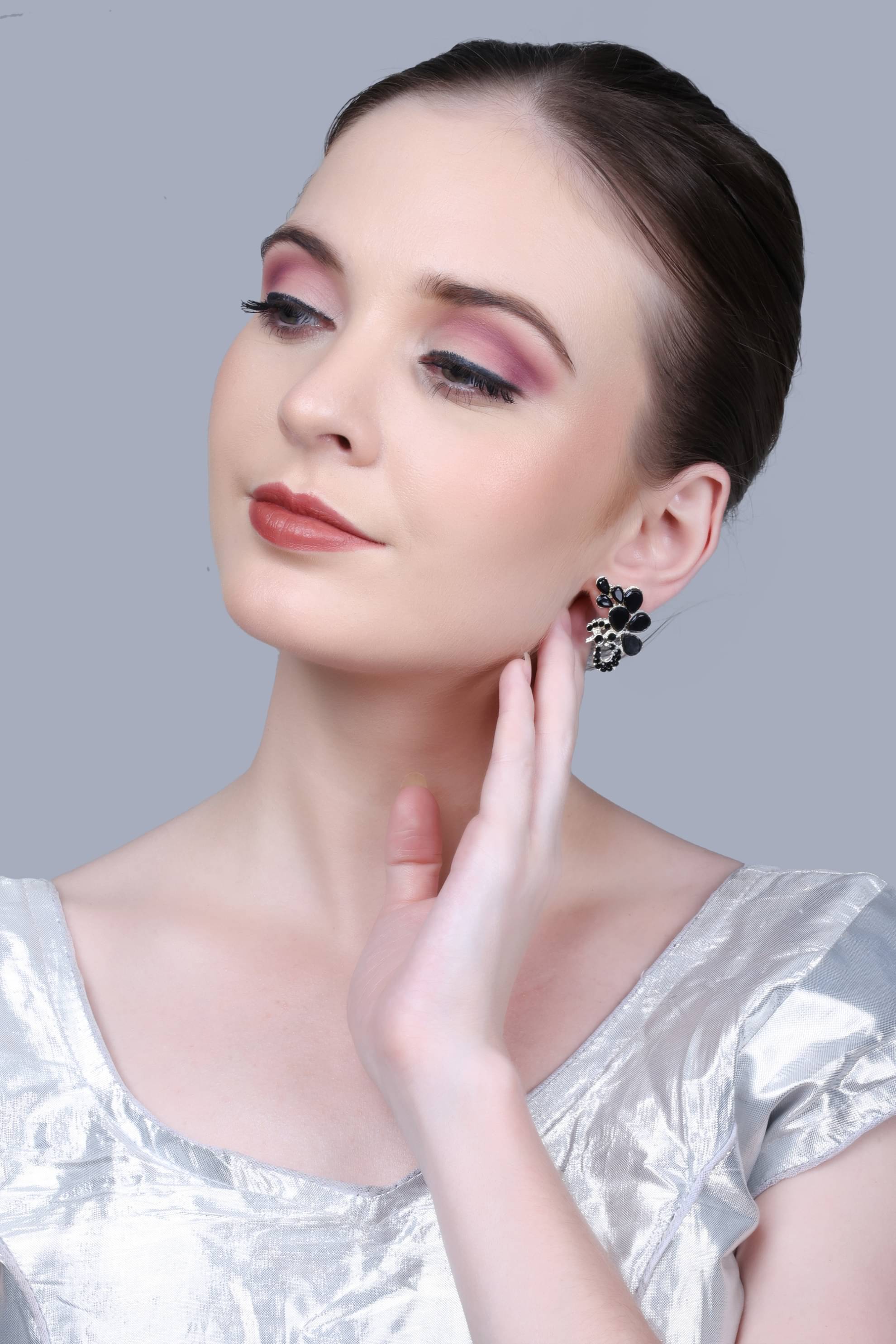     			Sunhari Jewels Black Stud Earrings ( Pack of 1 )
