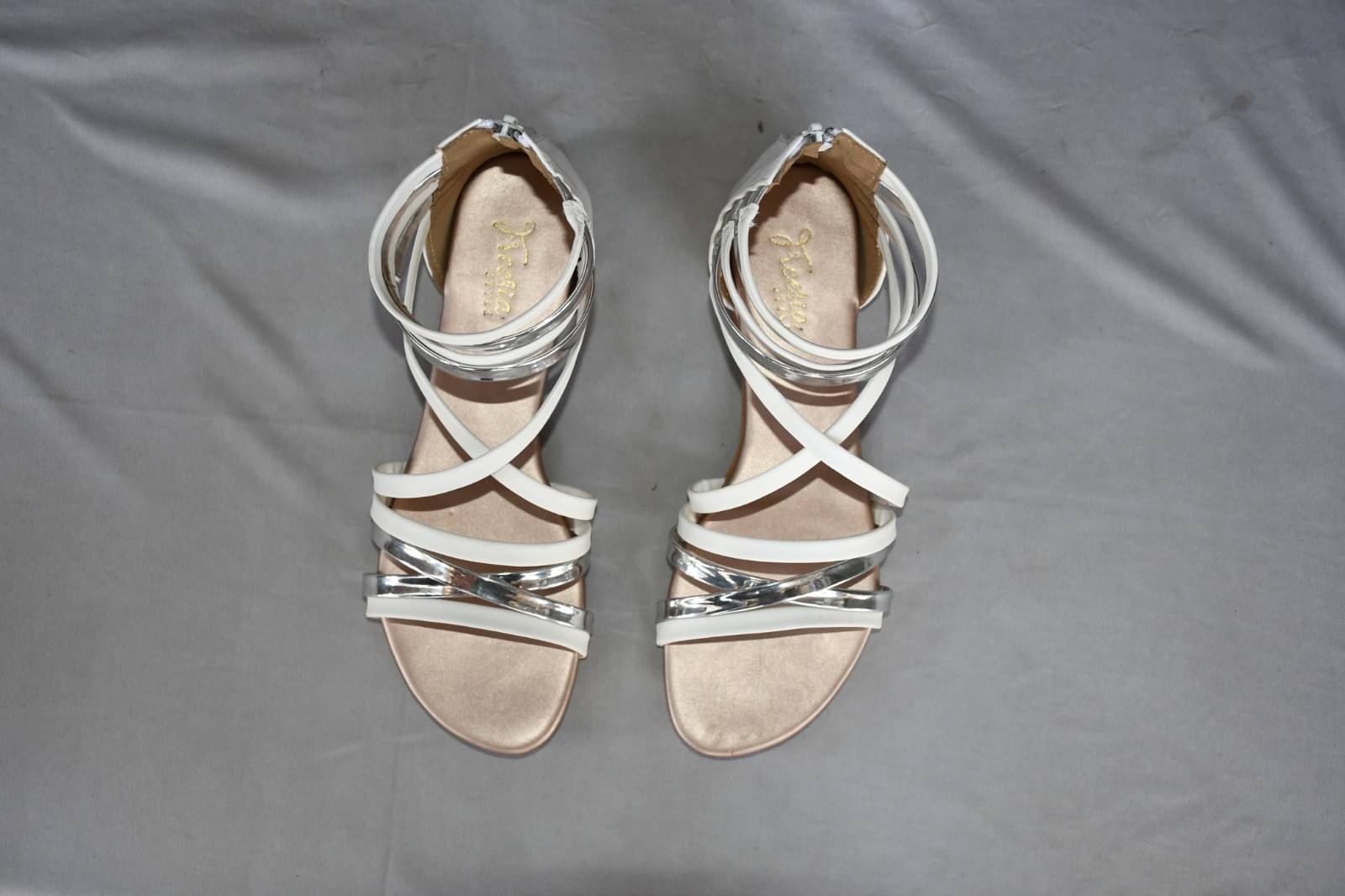     			FREESIA STYLE White Floater Sandals