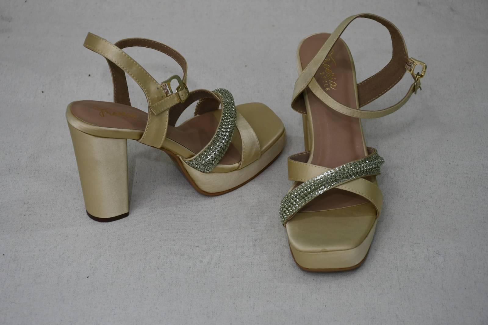     			FREESIA STYLE Gold Floater Sandals