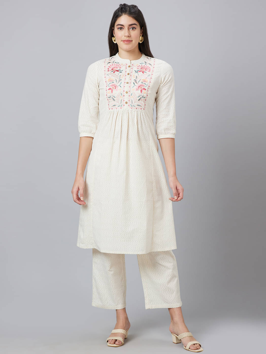 Globus - Off White Cotton Women's Straight Kurti ( Pack of 1 )     			Globus - Off White Cotton Women's Straight Kurti ( Pack of 1 )