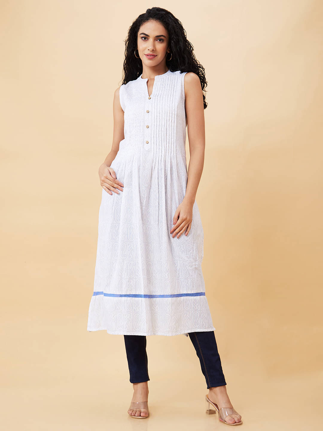     			Globus - White Cotton Women's Straight Kurti ( Pack of 1 )