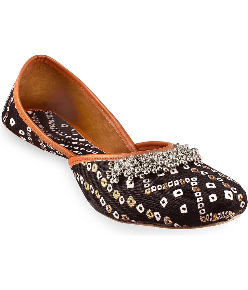 Apratim - Black Women's Juttis - Ethnic Shoes | Buy online on ZillyBuy