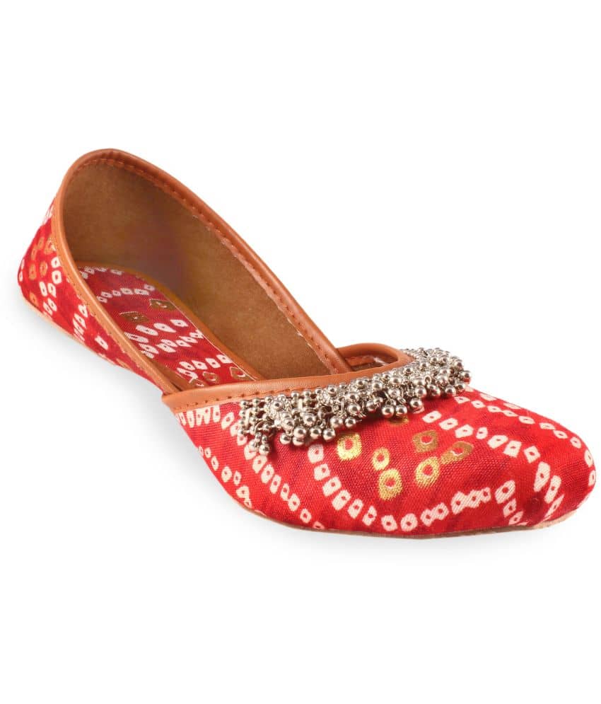 Apratim - Red Women's Mojaris - Ethnic Shoes | Buy online on ZillyBuy