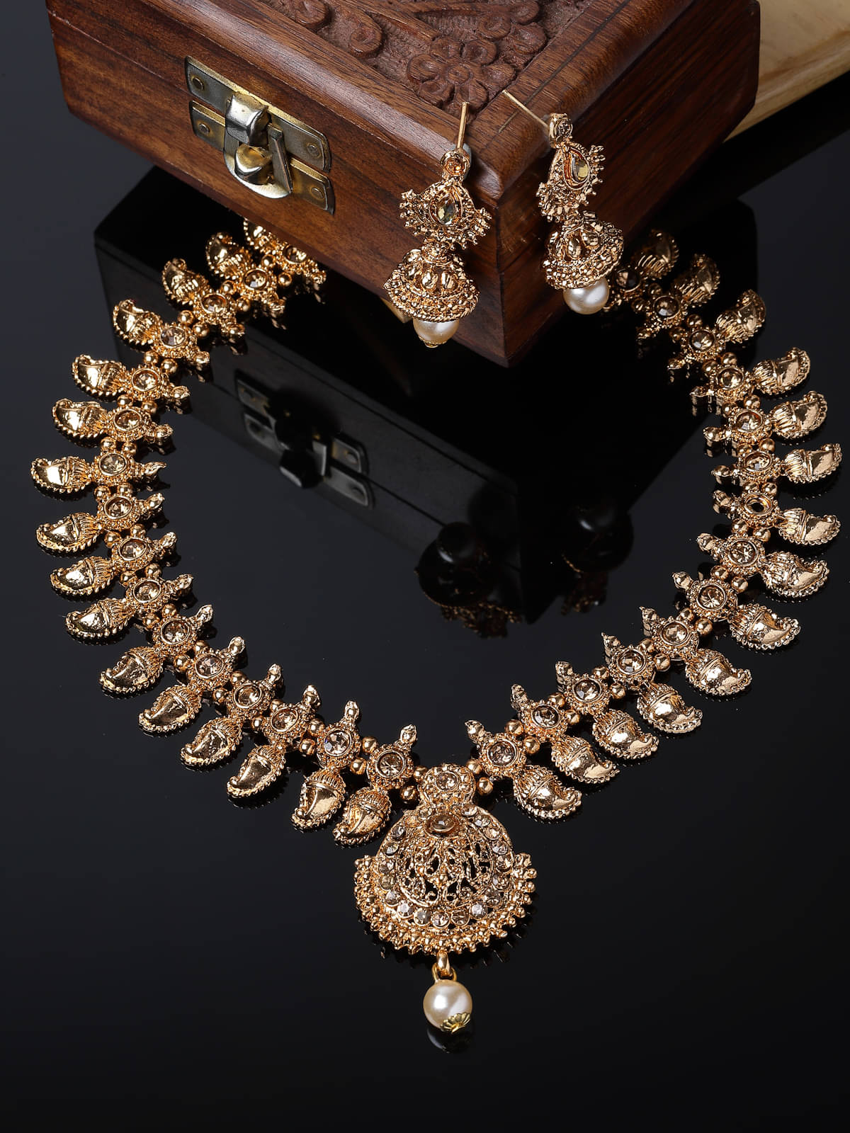     			Sukkhi Gold Alloy Necklace Set ( Pack of 1 )
