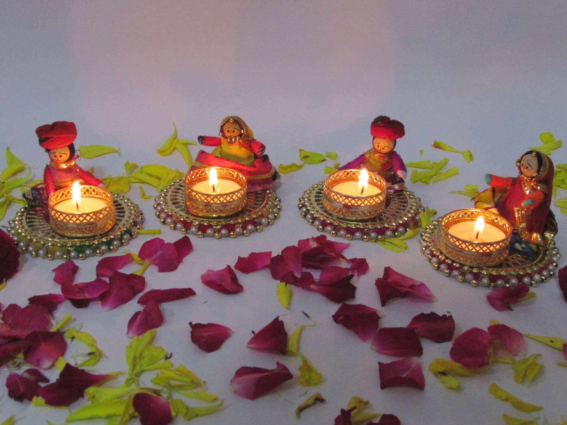     			THRIFTKART Multicolour Table Top Metal Tea Light Holder - Pack of 4