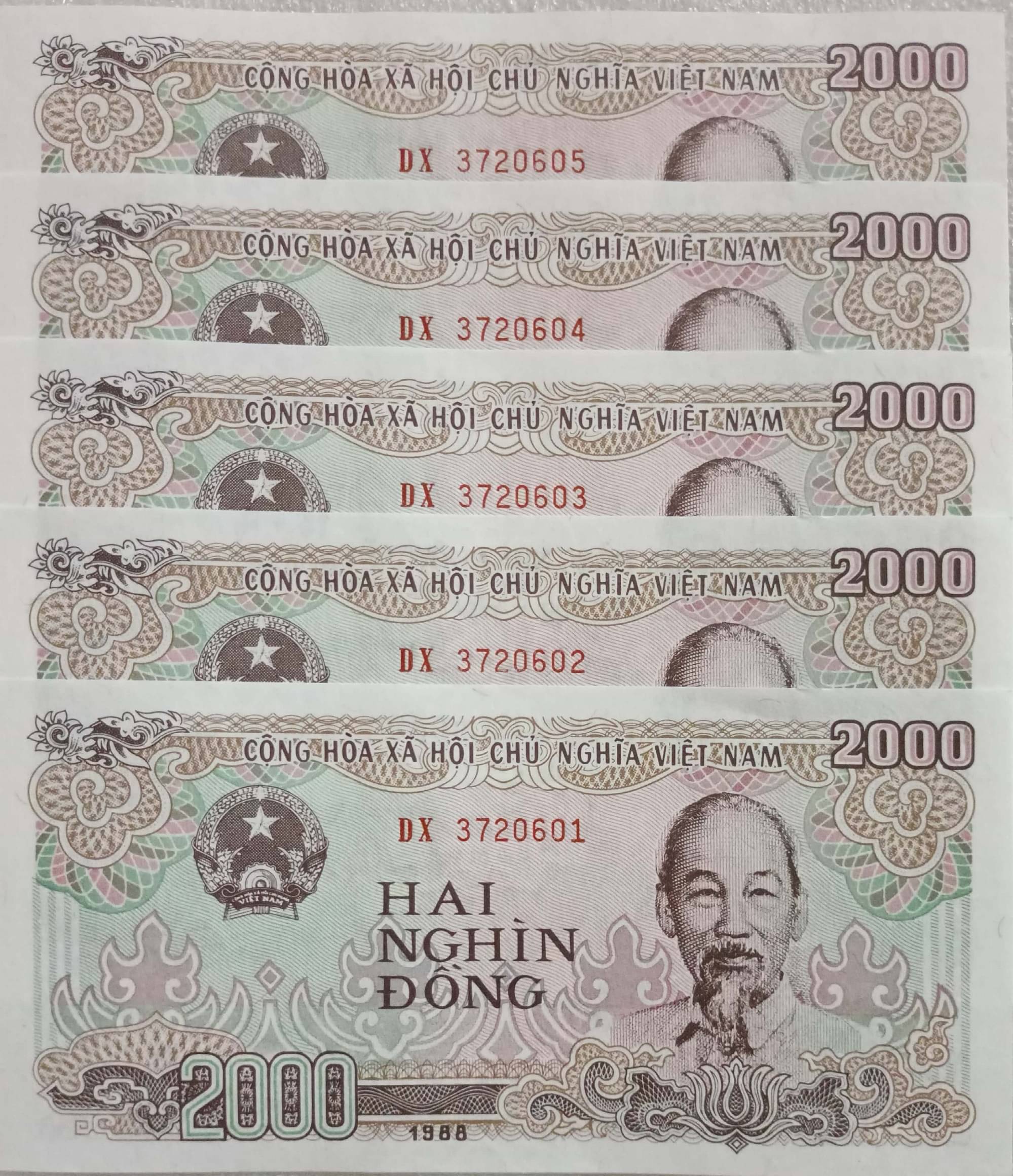     			Vietnam 2000 Dong Consecutive Serial 5 Notes in Gem UNC