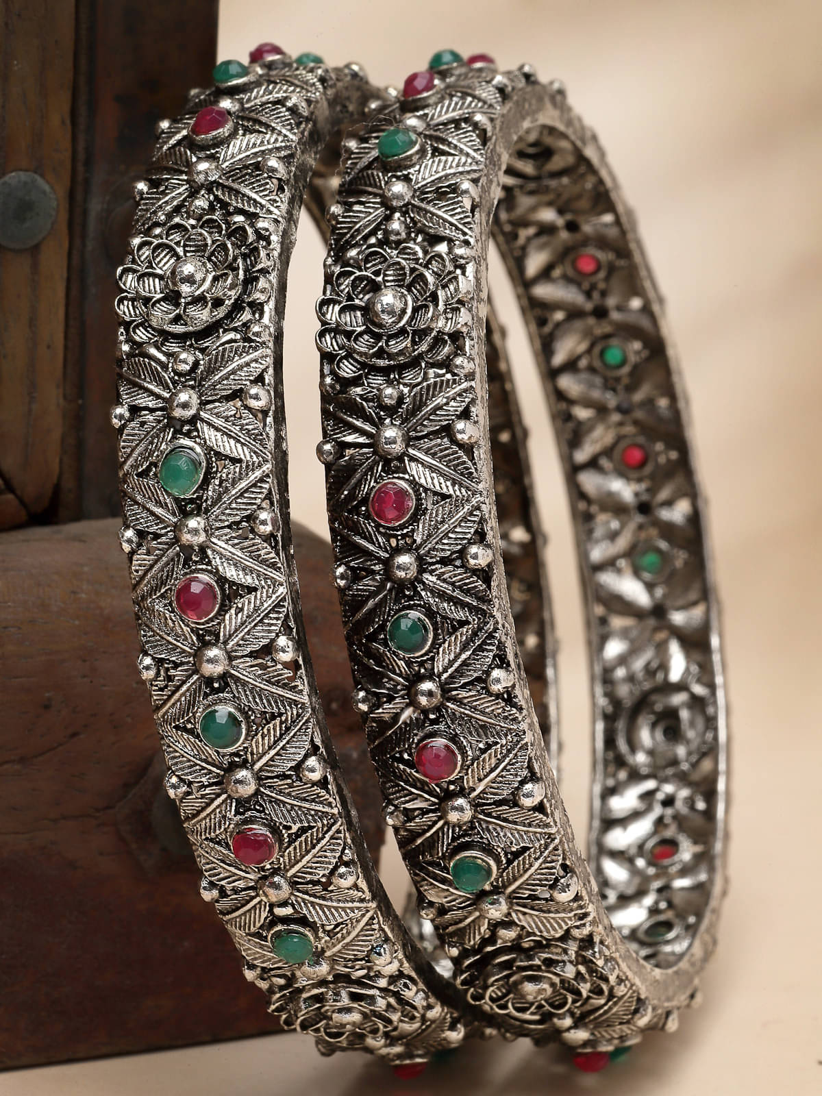     			Sukkhi Silver Bangle Set ( Pack of 2 )