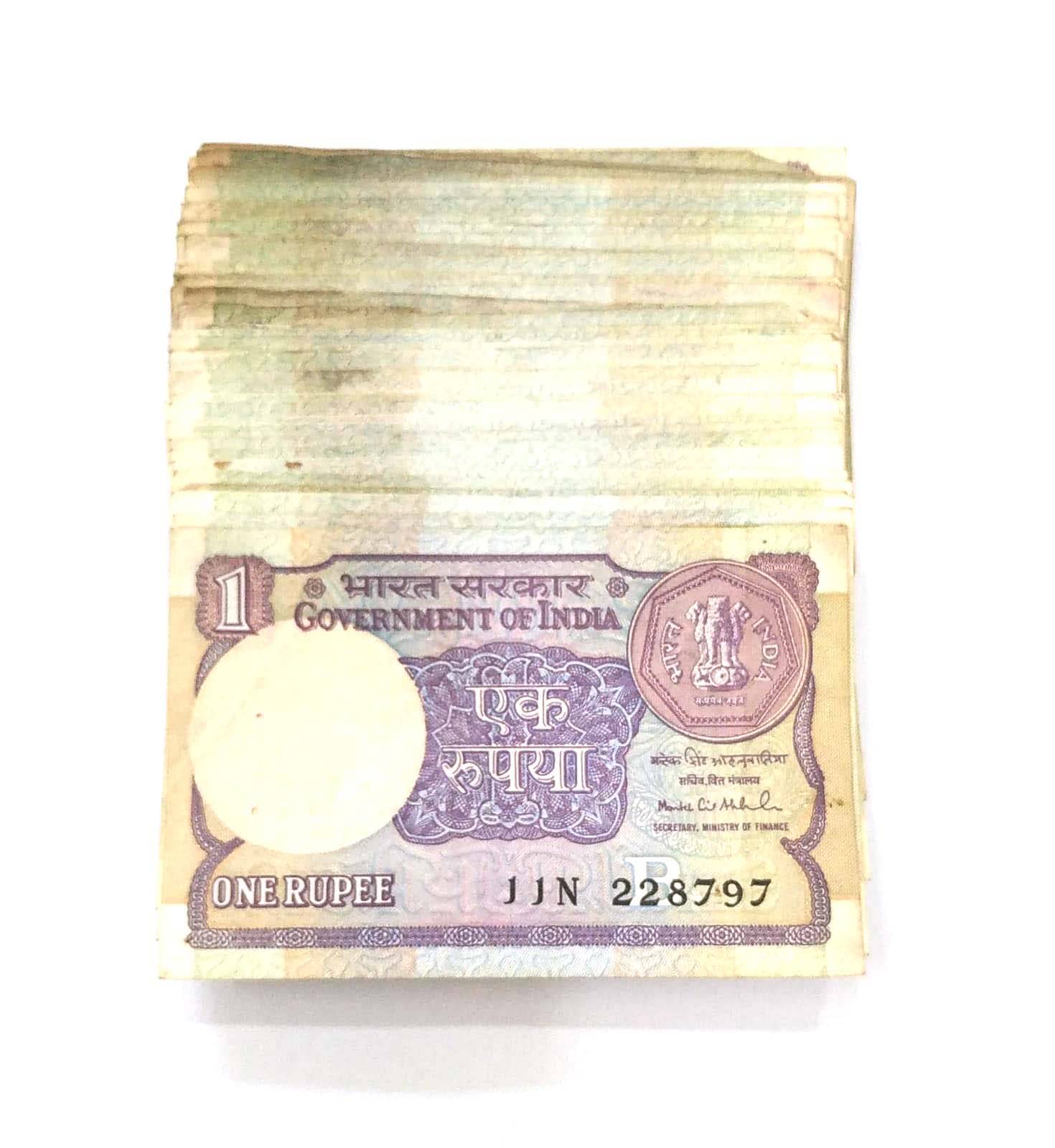 1 Rupees Small Coin Mix Governor ( Pack of 20 ) Condition As Per Image Item will be same but series can be change 1 Rupees Small Coin Mix Governor ( Pack of 20 ) Condition As Per Image Item will be same but series can be change