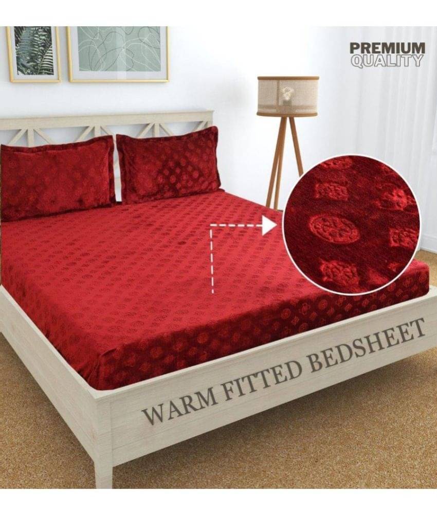     			HIDECOR Woollen Abstract 1 Bedsheet with 2 Pillow Covers - Maroon
