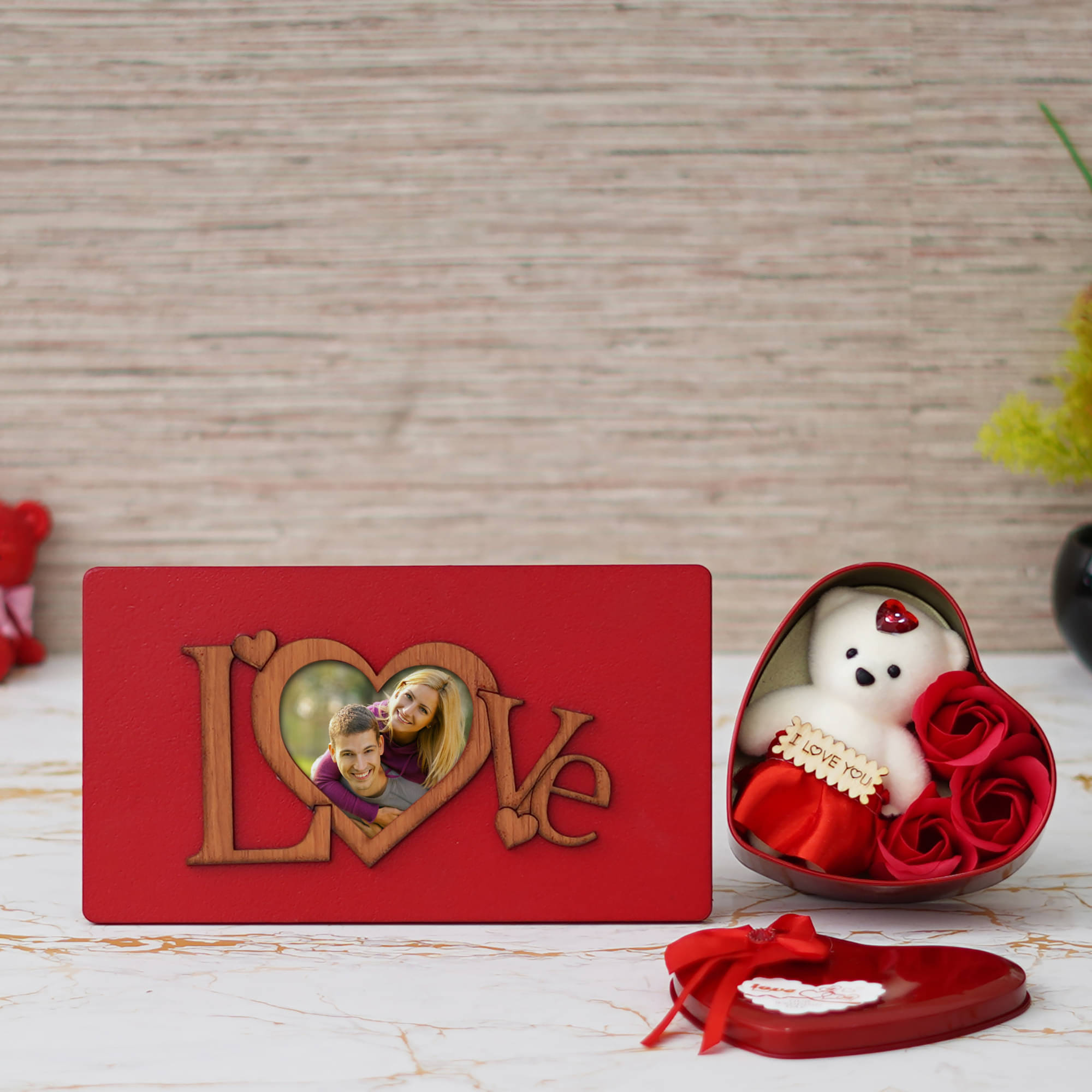     			eCraftIndia Red Wood Valentine Hamper